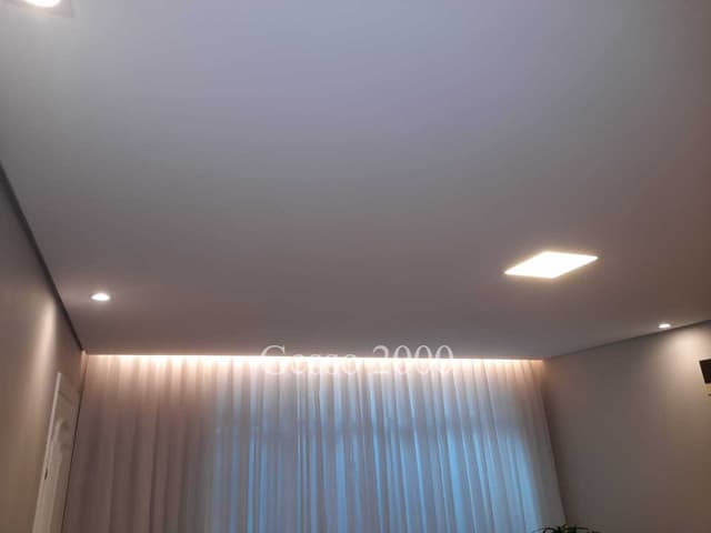 Cortineiro iluminado com luz indireta